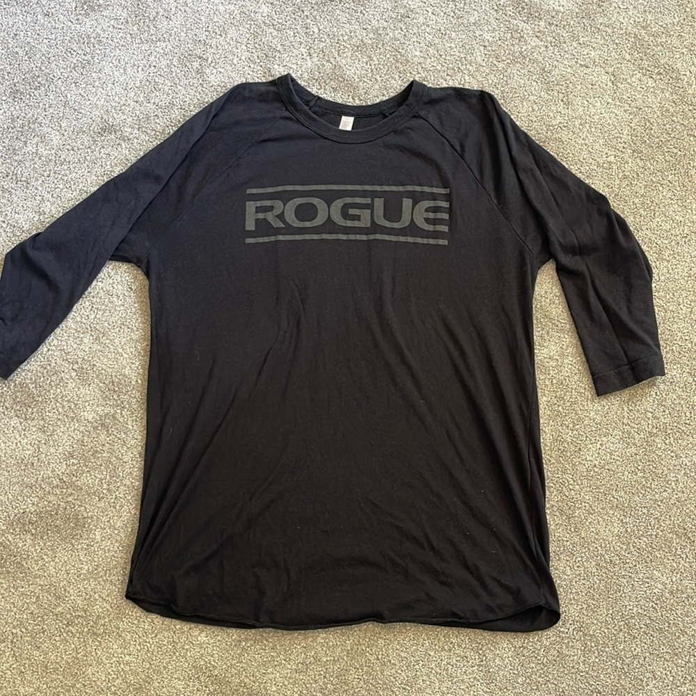 Men’s Rogue 3/4 sleeve baseball tea with open hem.